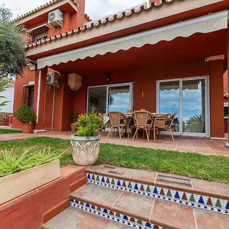 Stunning Center 4 Bdrm Renovated Apartment *