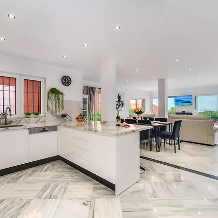 Apartment Stunning Center 4 Bdrm Renovated *