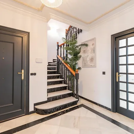 Stunning Center 4 Bdrm Renovated Apartment Marbella