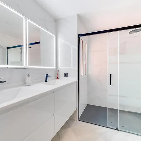 Apartment Stunning Center 4 Bdrm Renovated