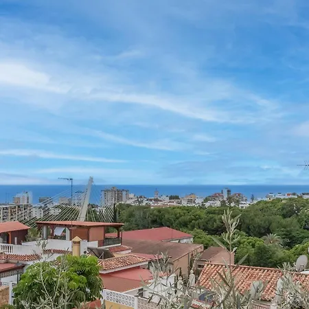 Stunning Center 4 Bdrm Renovated Apartment *