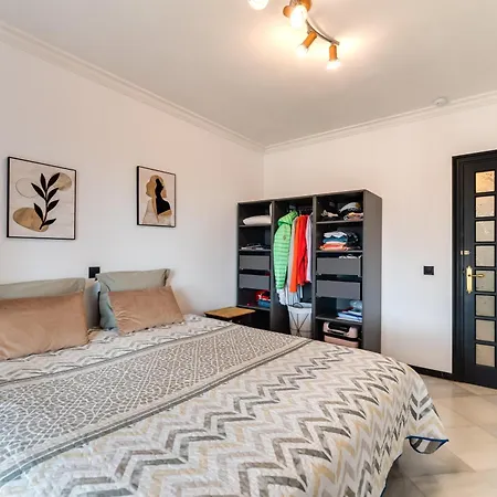 Stunning Center 4 Bdrm Renovated Apartment Marbella