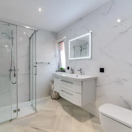 Stunning Center 4 Bdrm Renovated * Marbella