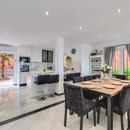 Stunning Center 4 Bdrm Renovated Apartment *