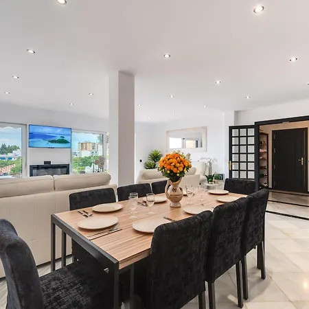 Stunning Center 4 Bdrm Renovated *