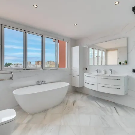 Apartment Stunning Center 4 Bdrm Renovated *