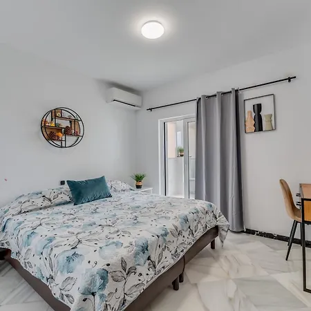 Stunning Center 4 Bdrm Renovated Apartment