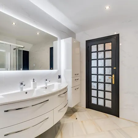 Stunning Center 4 Bdrm Renovated Apartment Marbella