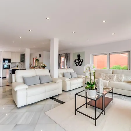 Stunning Center 4 Bdrm Renovated *