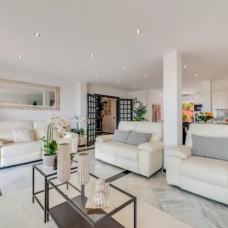 Stunning Center 4 Bdrm Renovated Apartment