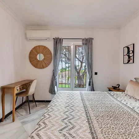 Stunning Center 4 Bdrm Renovated Apartment