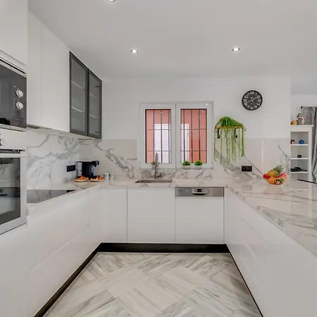 Stunning Center 4 Bdrm Renovated Apartment