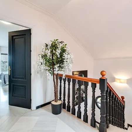 Stunning Center 4 Bdrm Renovated Apartment *