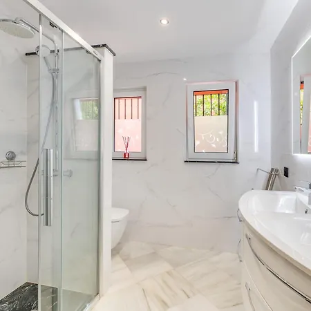 Apartment Stunning Center 4 Bdrm Renovated Marbella