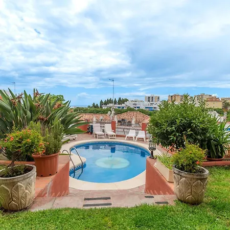 Stunning Center 4 Bdrm Renovated Apartment