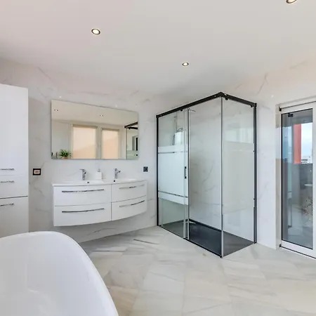 Stunning Center 4 Bdrm Renovated Marbella
