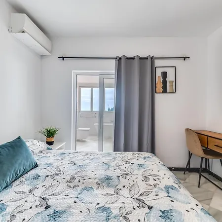 Apartment Stunning Center 4 Bdrm Renovated *